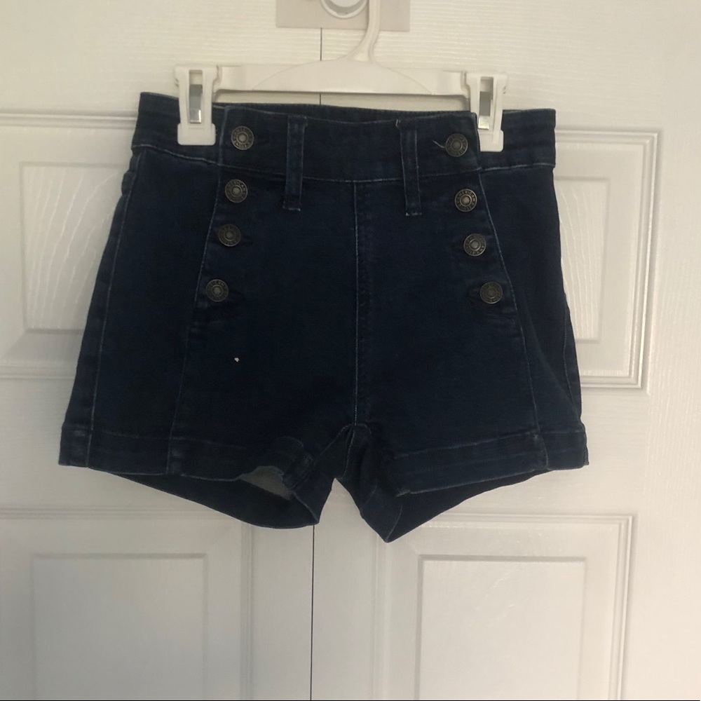 Button filled American Eagle shorts